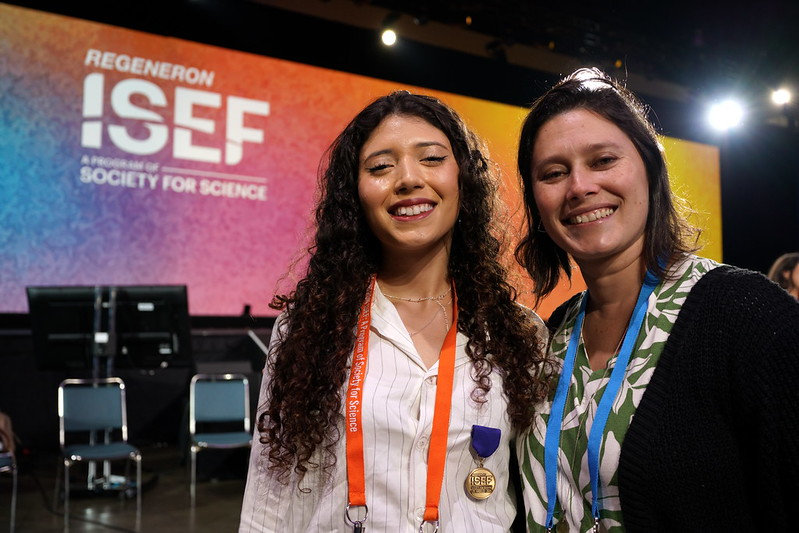 Parceria entre cientista e jovem aluna do IFRJ rende Prêmios em Feira Internacional de Ciências