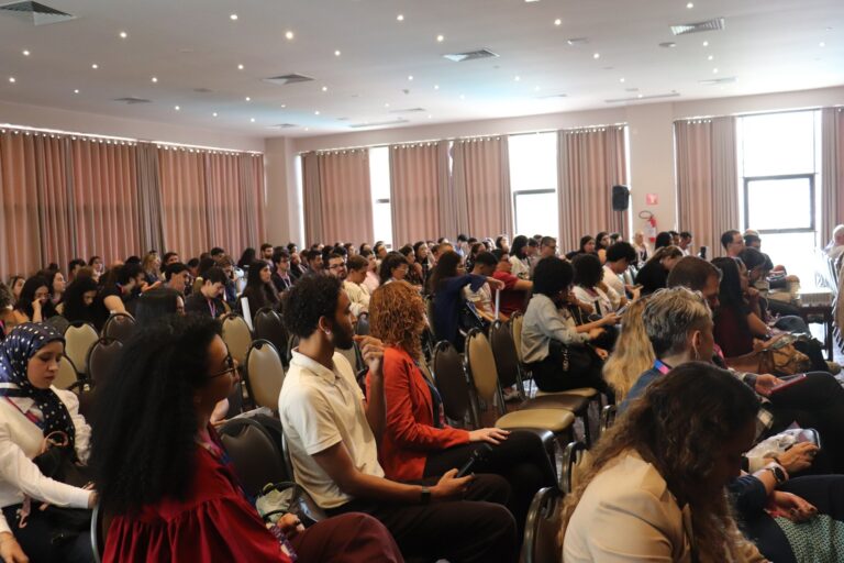 Plateia do XX Simpósio de Oncobiologia acompanhando uma palestra no auditório.